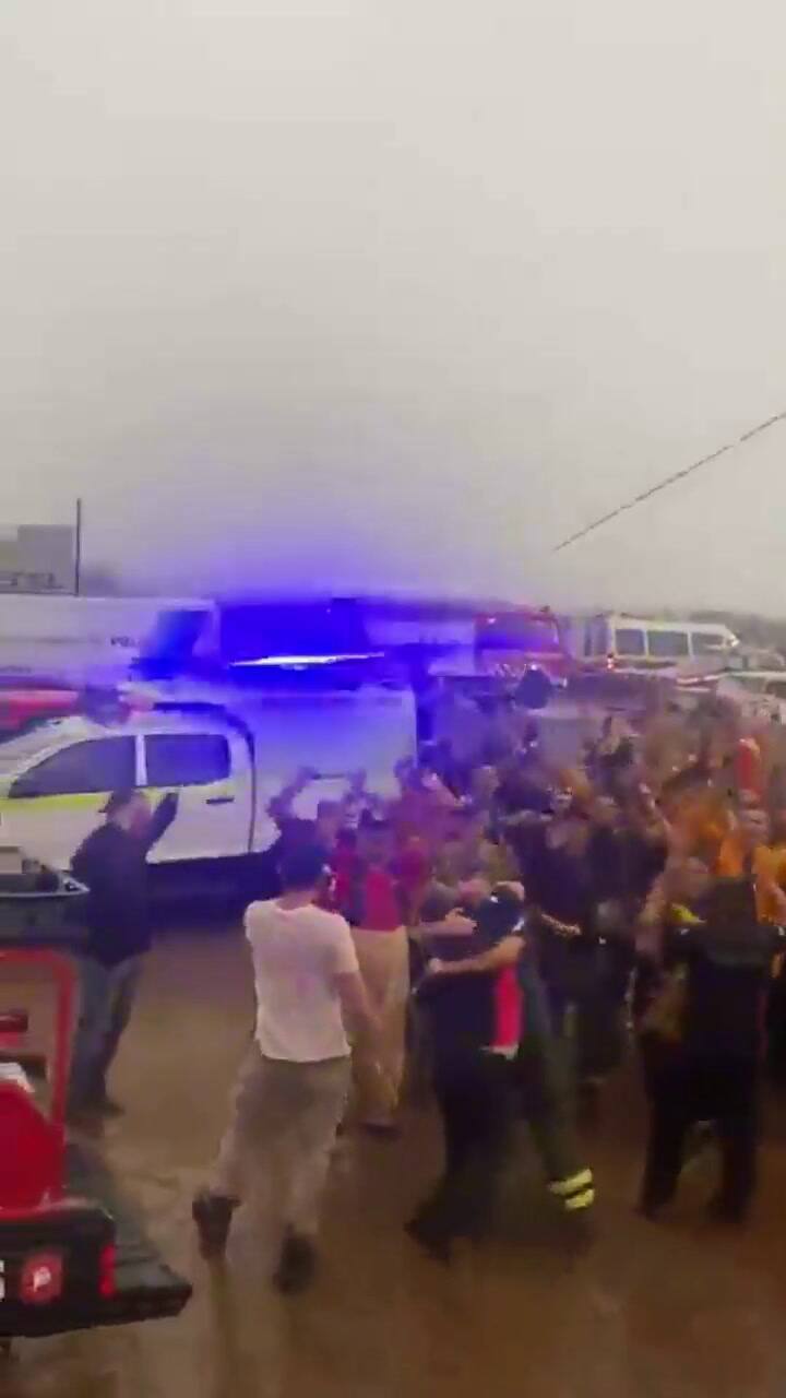 El emotivo festejo de los brigadistas por la llegada de las lluvias