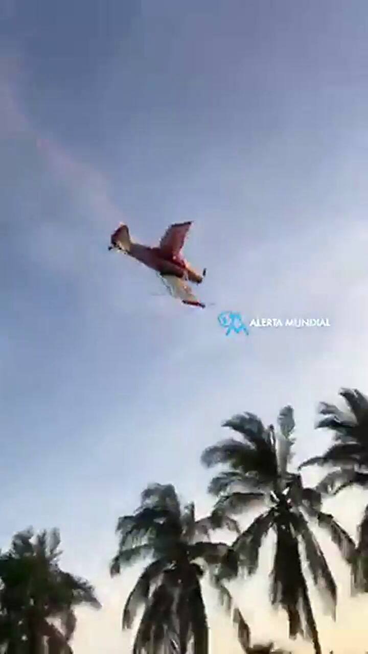 Así cayó el avión durante el festejo