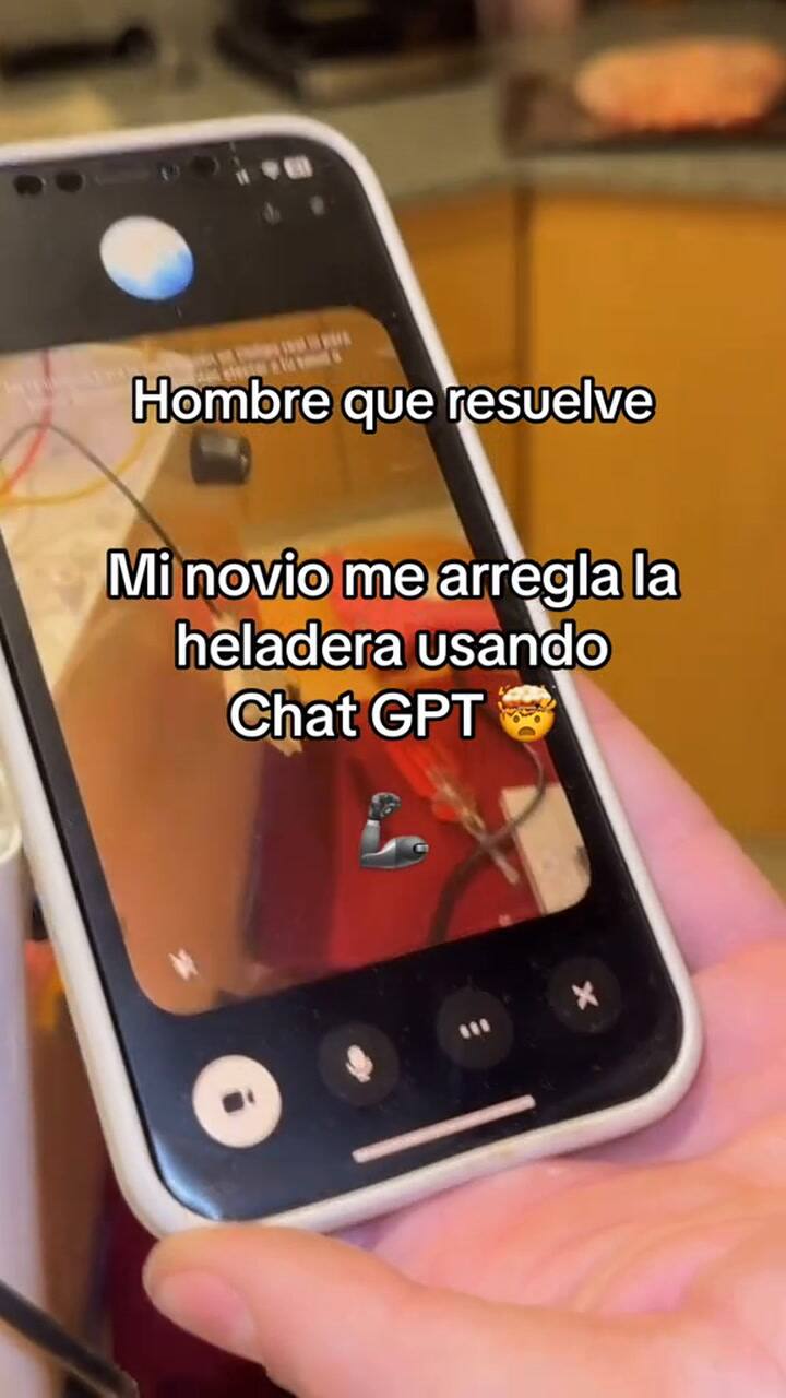 Se le rompió la heladera y cuando le contó a su pareja quién lo ayudó a arreglarla nadie lo podía creer