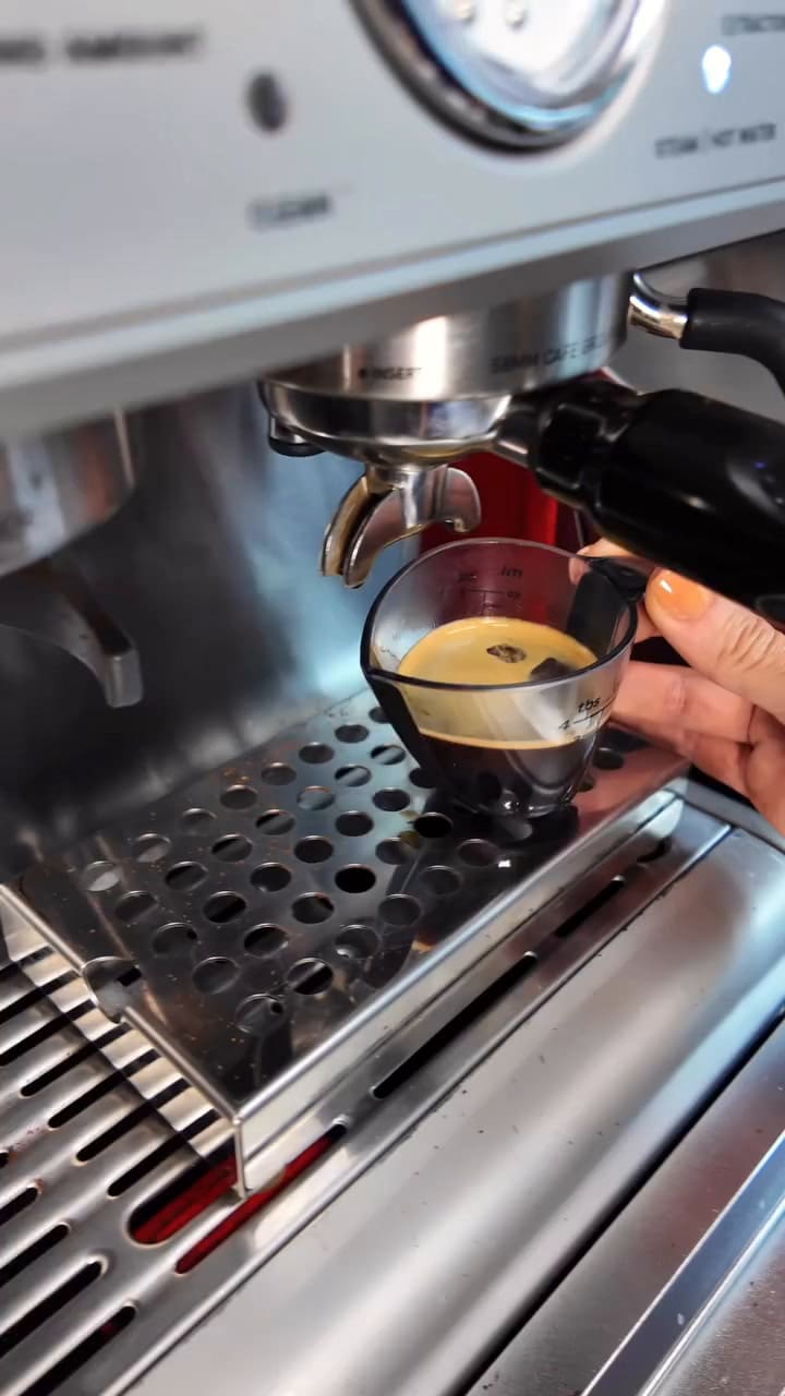 En busca del sueño americano: es cubana y muestra su nuevo food truck de café que crece en Florida