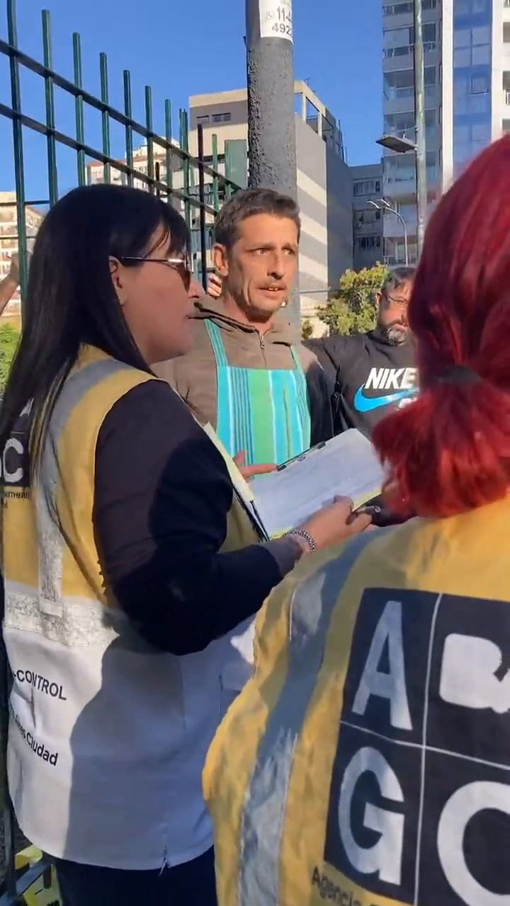 Se quedó sin trabajo y salió a vender empanadas, pero la Policía le secuestró la mercadería