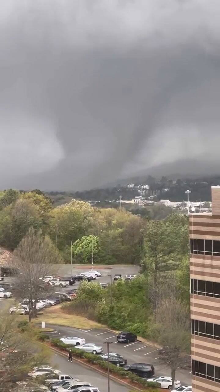 Una trabajadora del Baptist Health Medical Center capturó este video desde un séptimo piso