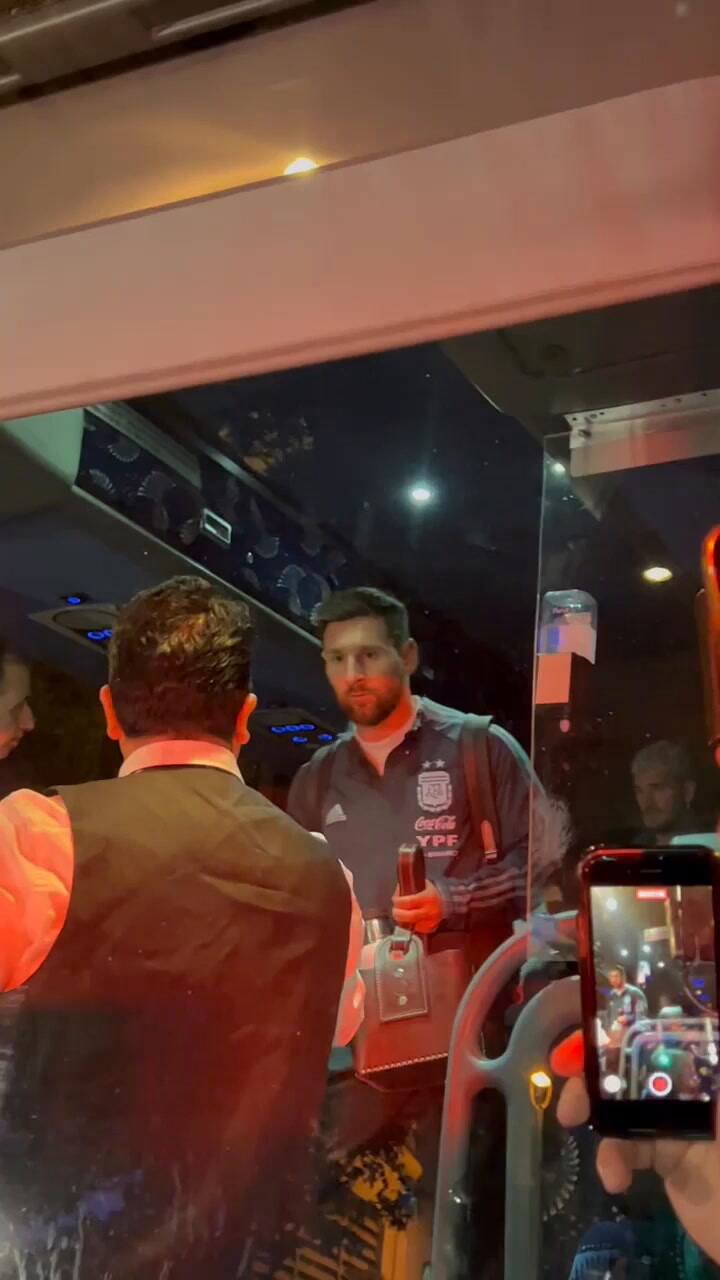 El gesto de Lionel Messi y Ángel Di Maria con el conductor del bus del seleccionado argentino