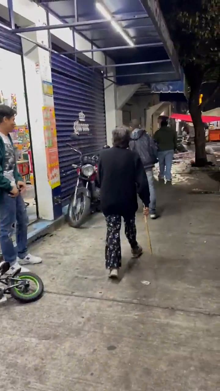 La mujer lo retiró del lugar de una peculiar manera