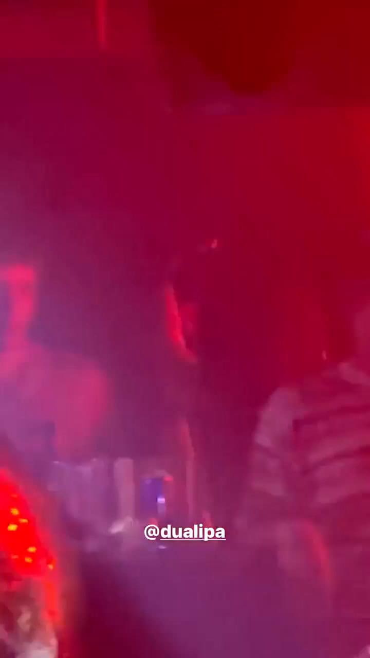 Dua Lipa junto a Arón Piper