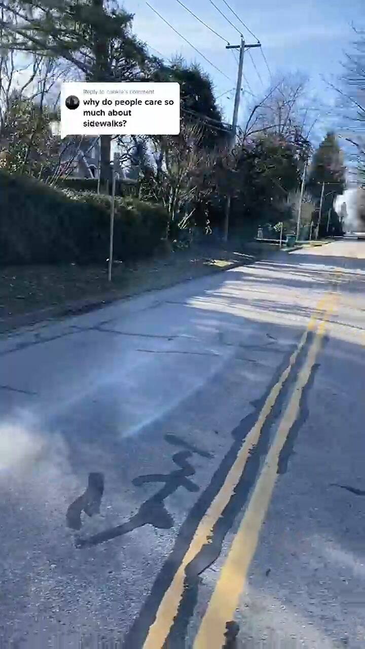 El joven explicó por qué es malo la falta de aceras en las calles