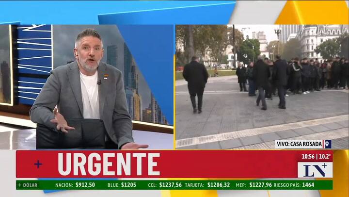 Luego de asumir como jefe de Gabinete, Francos caminó por Plaza de Mayo