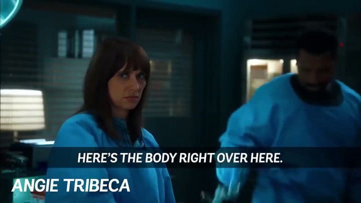 Peggy Lipton junto a su hija, Rashida Jones, en la serie Angie Tribeca - Fuente: YouTube