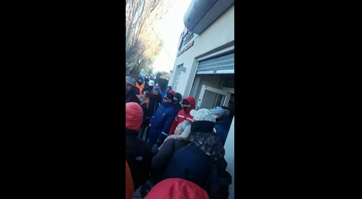 Fuertísimos disturbios frente a la UOCRA en Rio Gallegos