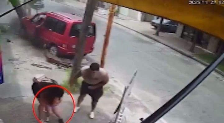 Villa Luzuriaga: fueron embestidos por una camioneta y se salvaron de milagro