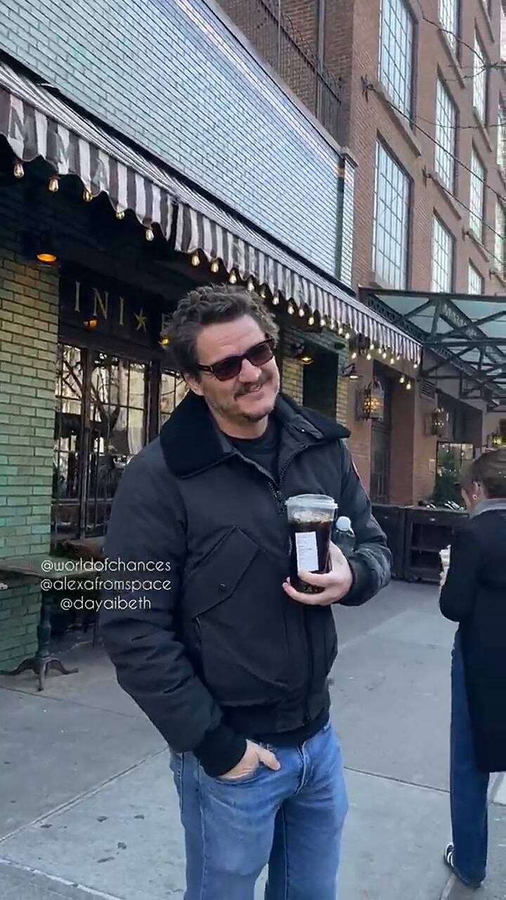 Una fan interceptó a Pedro Pascal para que le autografiara una figura de acción