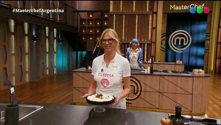 Con desconfianza y decepción, el jurado criticó el plato de Claudia - Fuente: Telefe