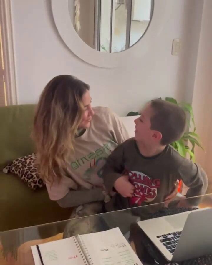 La reacción del pequeño cuando Jimena Barón le da la sorpresa del viaje.