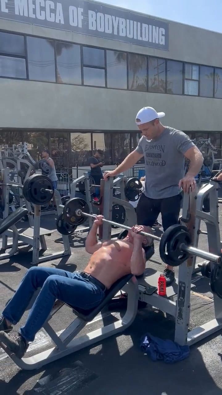 Robert Kennedy sorprendió a turistas al hacer dominadas en pleno aeropuerto y se volvió viral