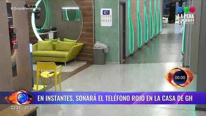 Cual es el beneficio que gano Santiago tras atender el primer telefono rojo de la casa de Gran Hermano
