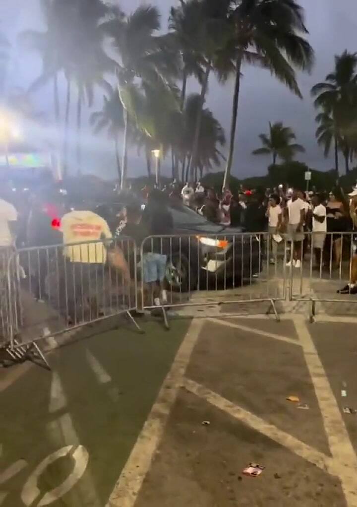 Un incidente entre los peatones y un conductor quedó registrado en video