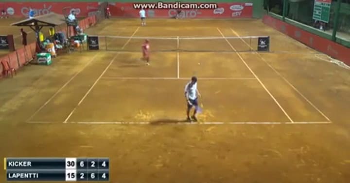Nicolas Kicker frente a Giovanni Lapentti - Fuente: Youtube