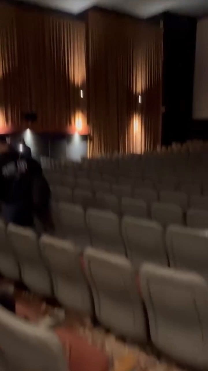 Fiamma, una mujer de La Plata, mostró cómo quedó la sala de un cine tras la caída de un pedazo del techo