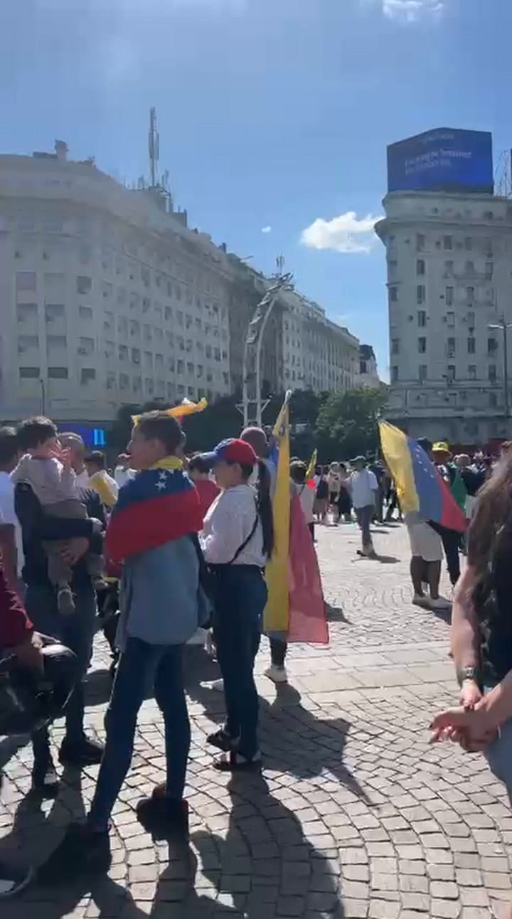 Venezolanos se reúnen en el Obelisco por segundo día consecutivo