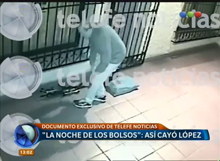 José López ingresa los bolsos al convento ayudado por una monja - Fuente: Telefé