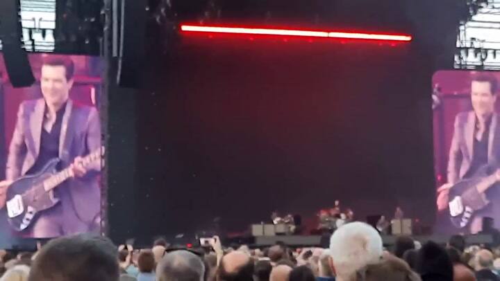 Un recital en donde The Killers subió a un fanático a tocar la batería