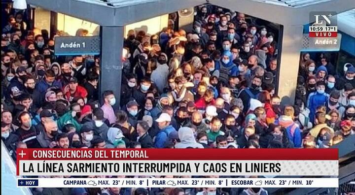 Quedó atrapado dentro de su auto tras cruzar con la barrera baja y ser atropellado por una formación