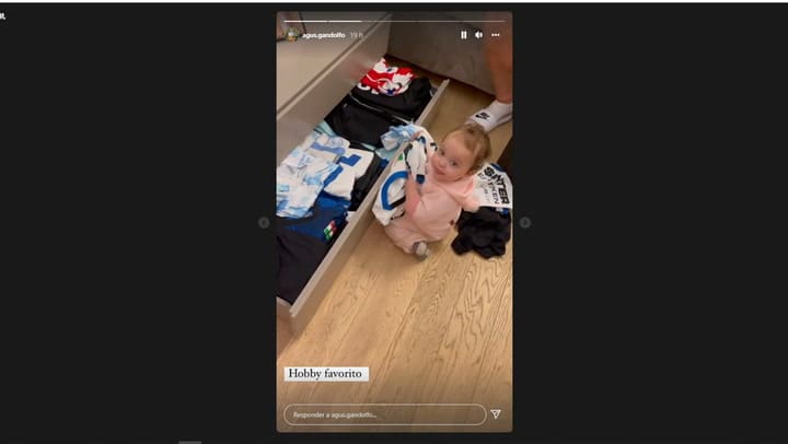 Nina, la hija de Lautaro, se puso a desordenar sus camisetas