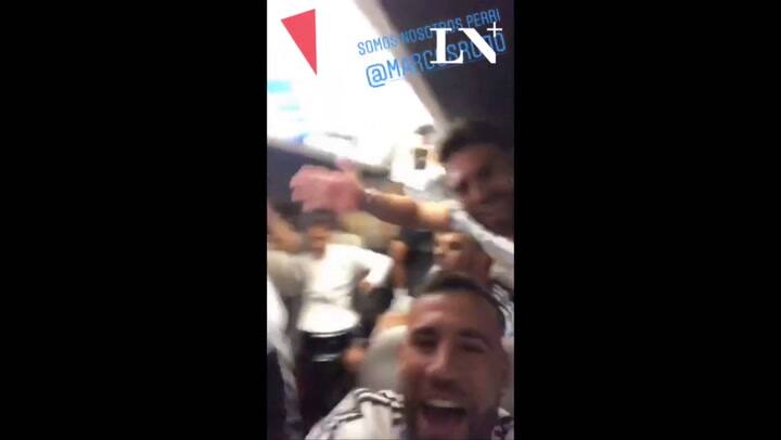 Festejos de la selección en el micro