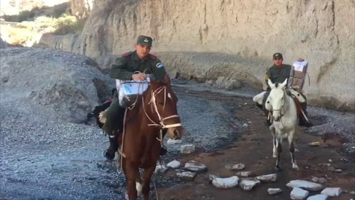 Repartiendo urnas a caballo