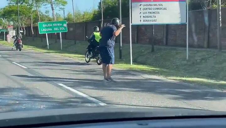 El momento en que le roban la moto al docente, después de balearlo