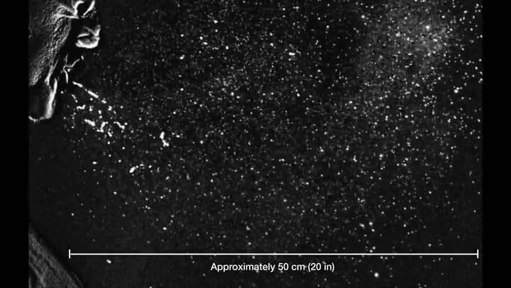 Así se esparciría el coronavirus a través de un estornudo