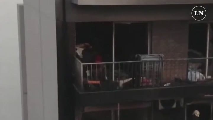 Así quedó el edificio incendiado en Recoleta. Al menos cinco muertos.