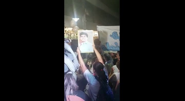 Cantan 'Sobreviviendo' en la misa por Fernándo Báez Sosa, desde Villa Gesell