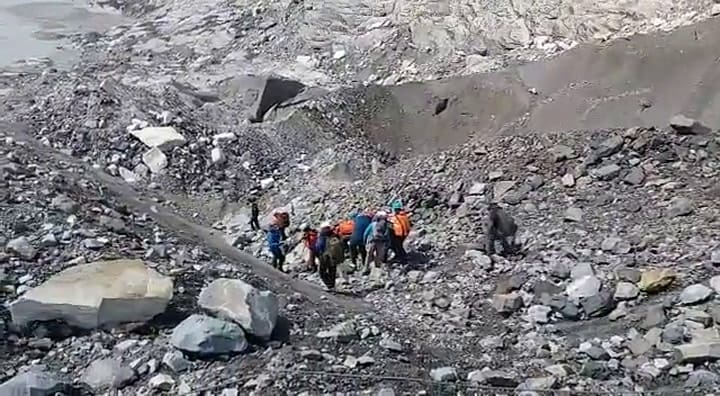 El espectacular rescate de una turista que se cayó y fracturó en medio de una excursión en El Chalté