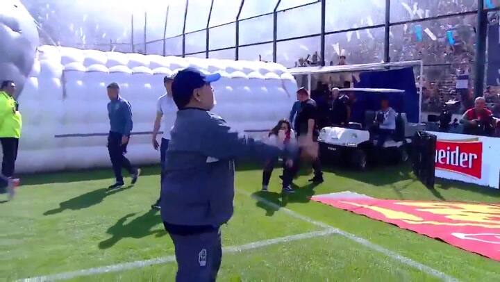 Diego, uno más del equipo en su debut como DT de Gimnasia. Una imagen para la historia.