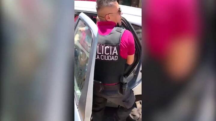 Rescatan a un bebé que había quedado adentro de un auto GIF