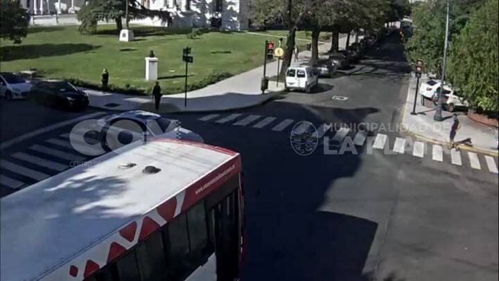 Choque entre un colectivo y un auto en La Plata