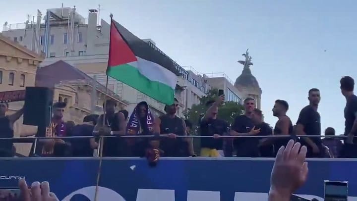 Lamine Yamal ondeó la bandera de Palestina durante los festejos de Barcelona tras conquistar la Liga