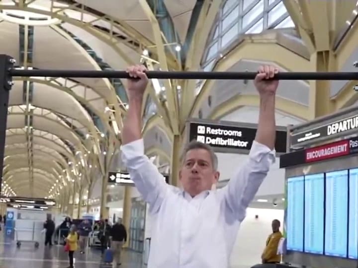 Robert Kennedy sorprendió a turistas al hacer dominadas en pleno aeropuerto y se volvió viral