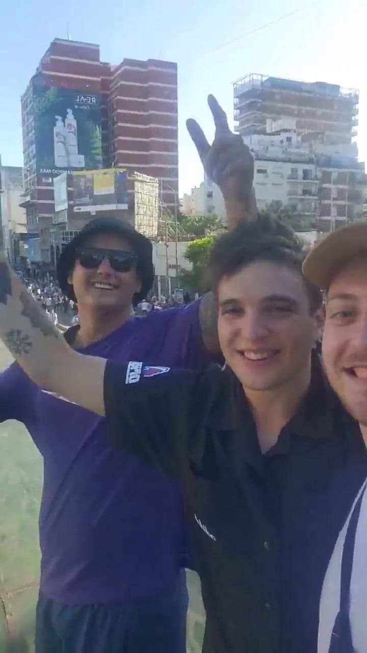 Peter Lanzani festejó con los hinchas y se subió al techo del Metrobus (Videos: Twitter)