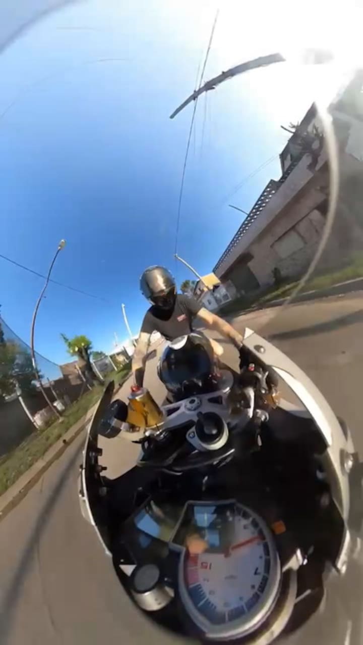 Grabó cómo lo perseguían y atacaron a balazos para robarle la moto