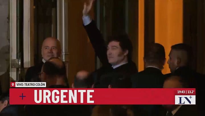 El ingreso de Javier Milei al Teatro Colon