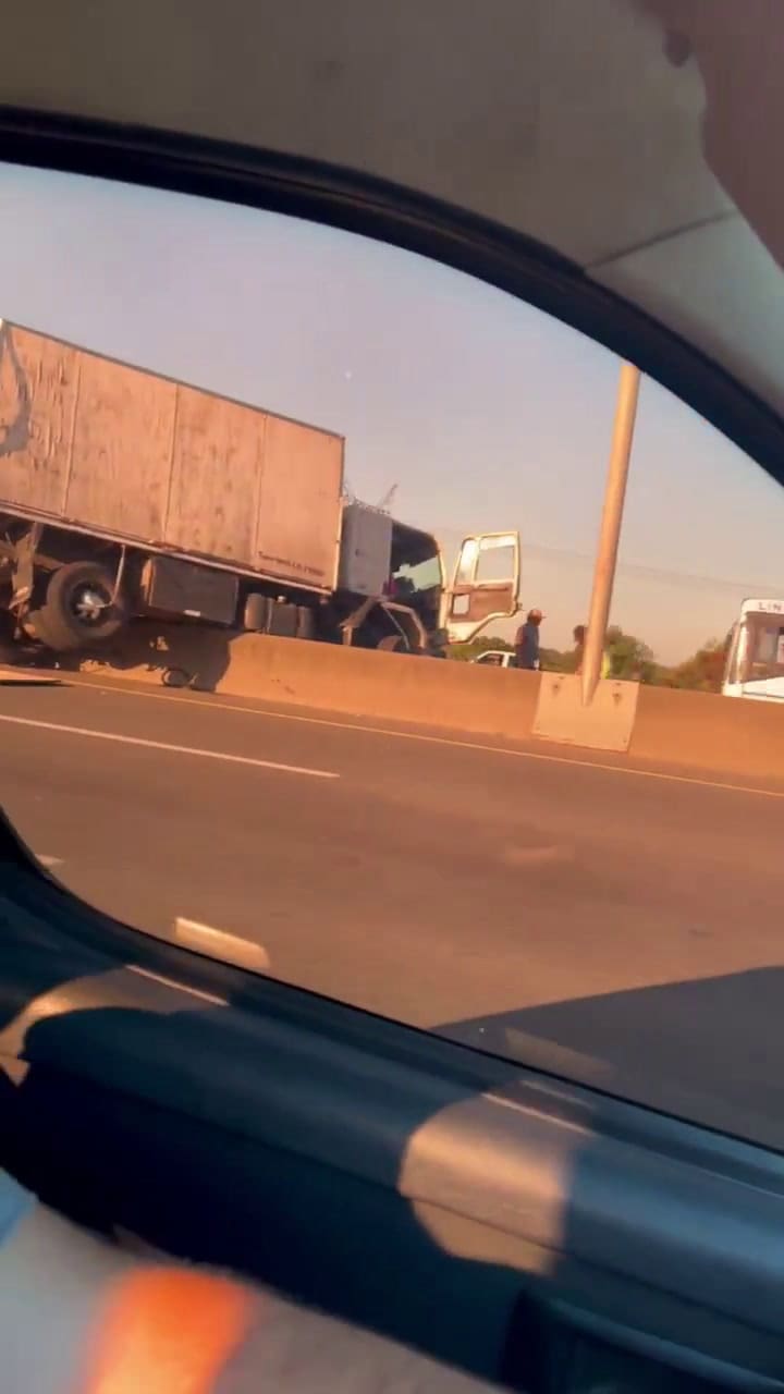 Un camión perdió el control y quedó incrustado sobre el separador que divide a la Autopista Buenos Aires-La Plata