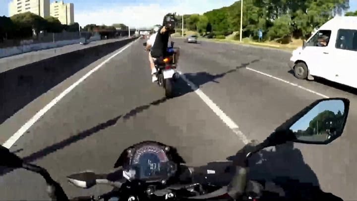 Brutal robo en plena autopista Riccheri: seis ladrones le apuntaron con armas a un hombre para robarle la moto