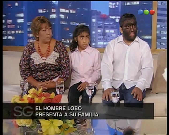 Jesús Fajardo junto con su esposa e hija en el living de Susana Giménez