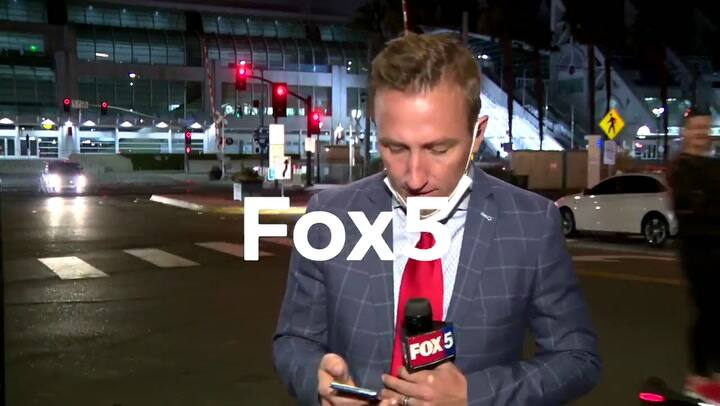 Un periodista mantuvo la calma mientras se desataba un tiroteo a sus espaldas - Fuente: Twitter