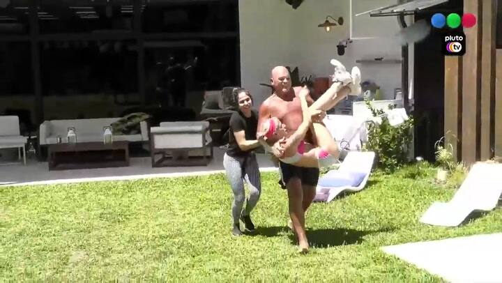 Walter 'Alfa' Santiago cayó a la pileta con el micrófono puesto.