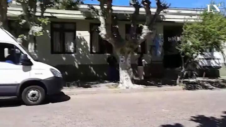 Los carteles en la escuela donde debería haber votado Santiago Maldonado