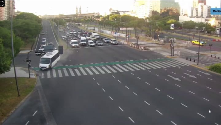 Se quedó sin frenos, chocó contra dos autos y terminó su raid contra un poste