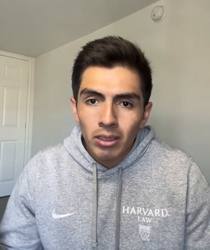 Es indocumentado y se graduó en Harvard
